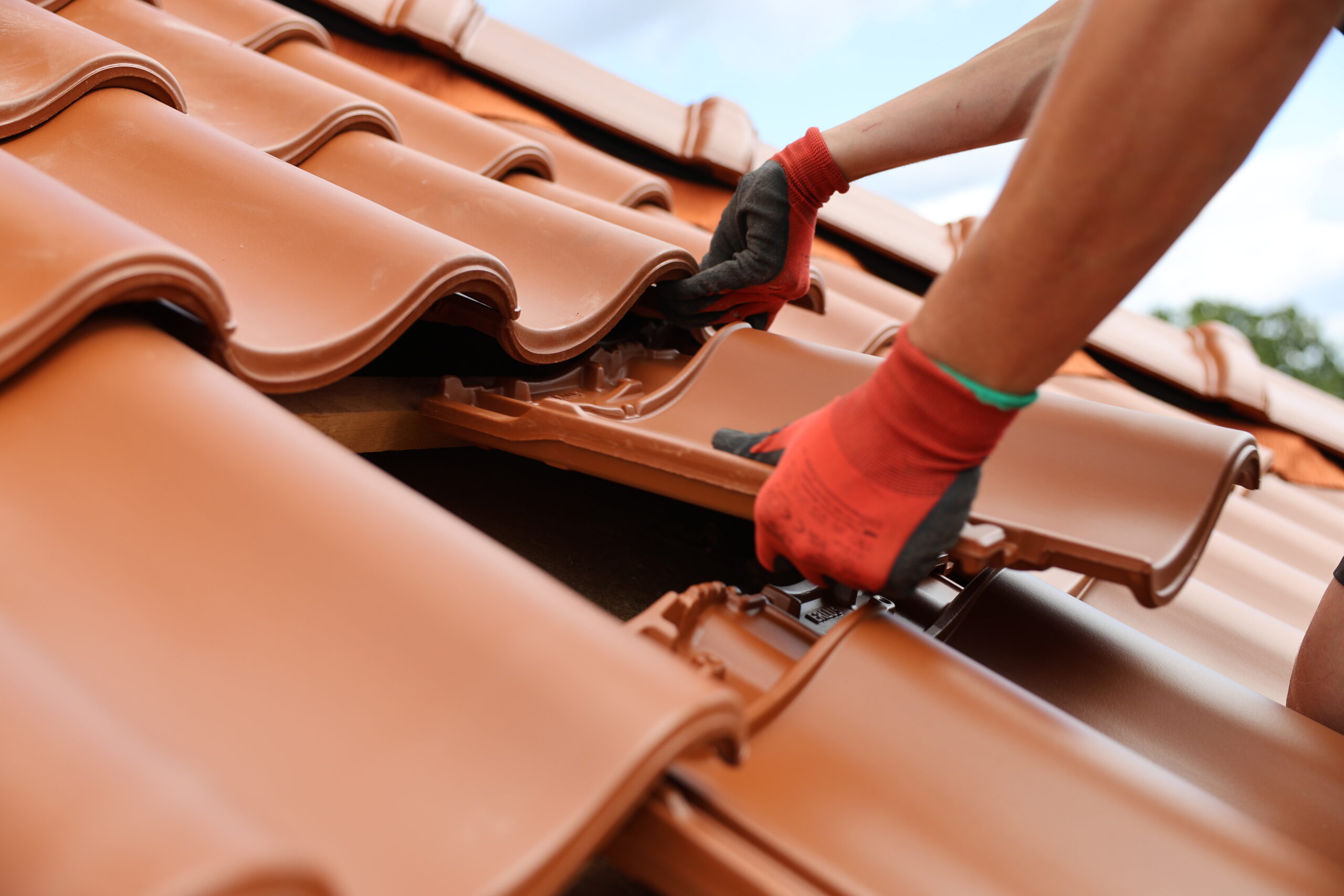 Tondachpfannen werden montiert